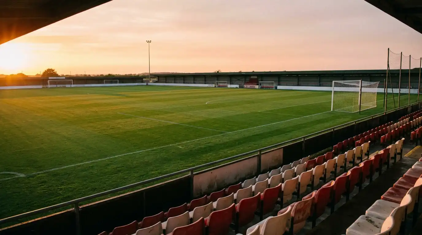 Campo da calcio visto dalle tribune con la luce del tardo pomeriggio prima di una partita