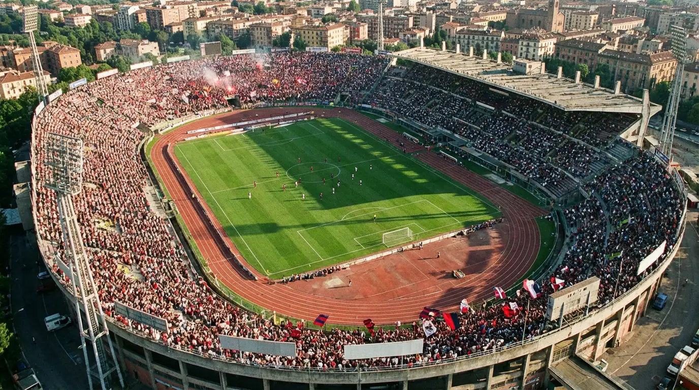 Panoramica di uno stadio italiano di Serie A con il campo verde e le tribune piene di spettatori