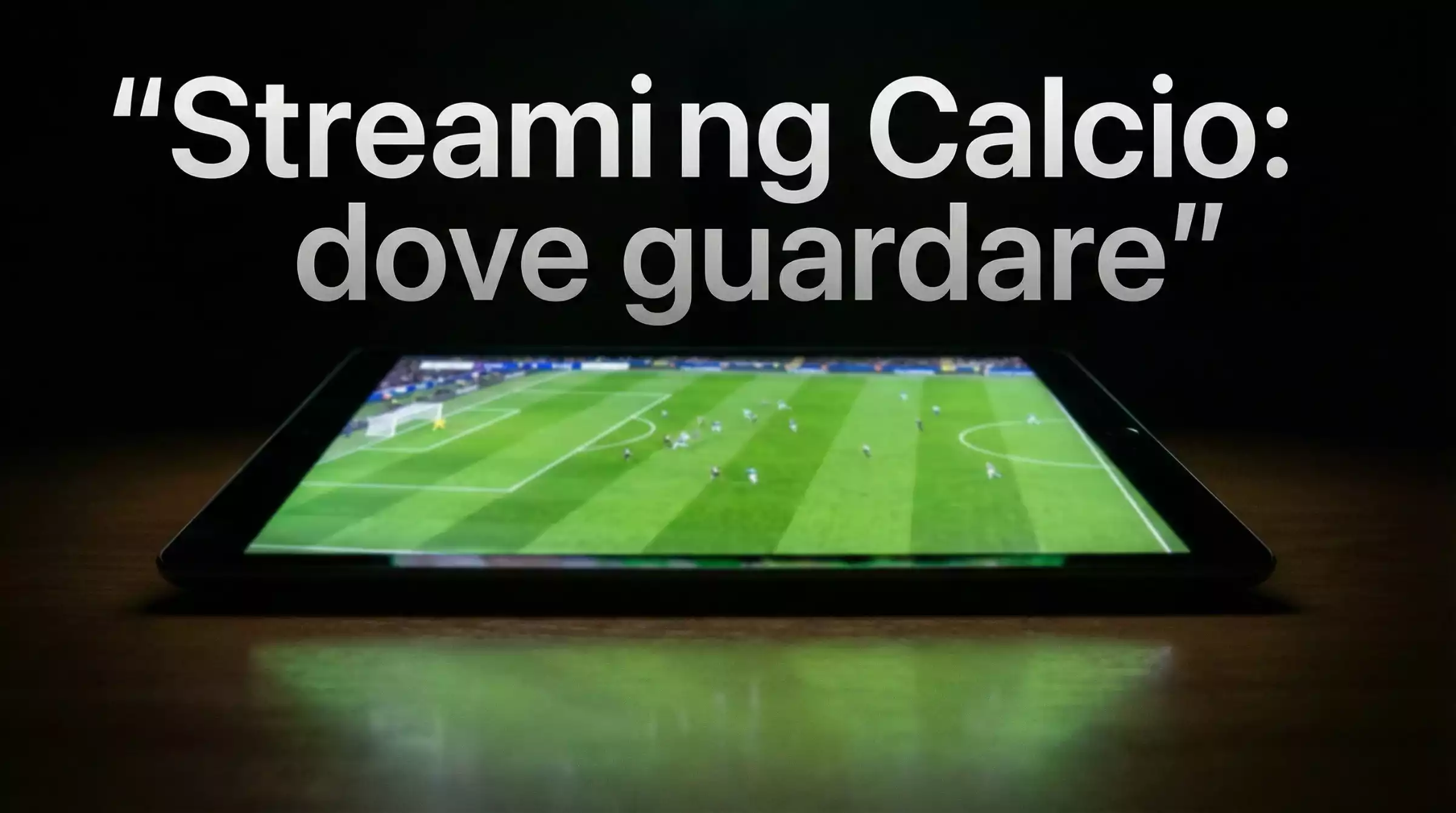 Schermo luminoso che trasmette una partita di calcio in un ambiente scuro con riflessi verdi del campo